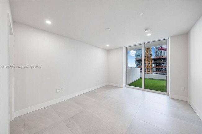 Building Photo - 555 NE 34th St