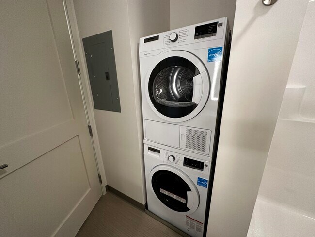 Building Photo - 409 Elm St