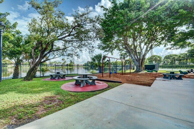 Building Photo - 10872 Tamoron Ln