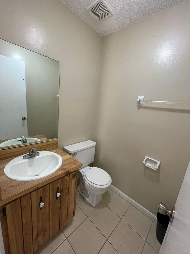Building Photo - Townhome in Ormond Beach