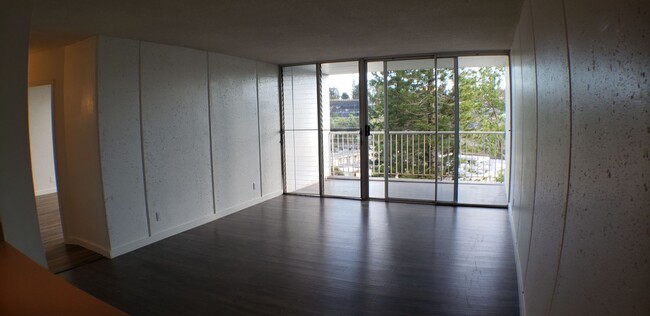 Building Photo - Spacious 2-Bedroom, 1-Bath in Cathedral Point