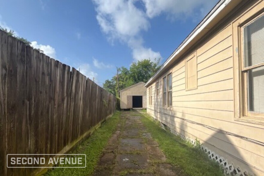 Building Photo - 223 10th Ave N