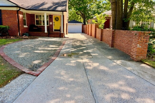 Building Photo - 3/2 Duplex Conveniently Situated in an Established Neighborhood!