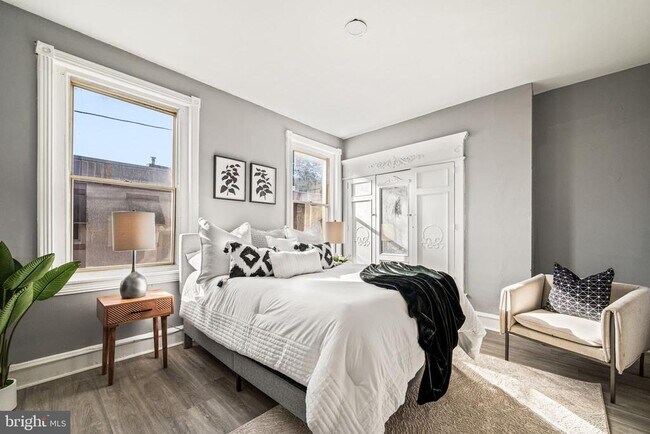 Building Photo - 2427 N Hollywood St