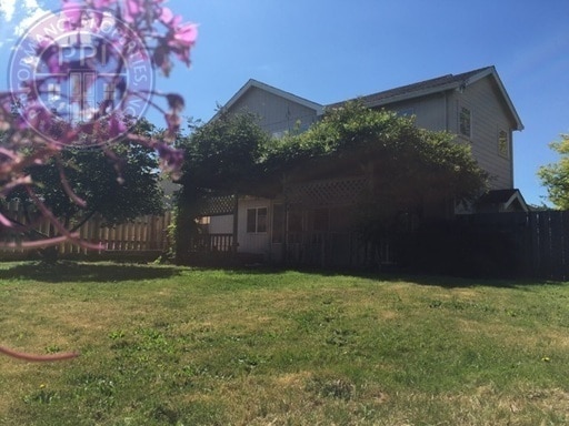 Building Photo - Oregon City Two Level Home with Large Backyard Pet Welcome