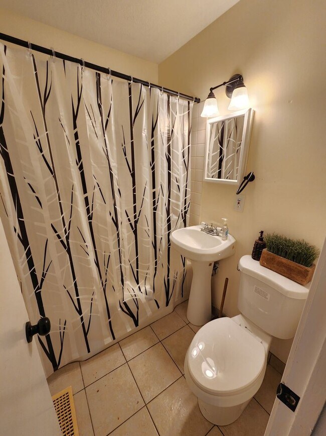 Building Photo - Beautiful remodeled 3BR, 1.5 Bth with garage and fenced backyard with newer stainless appliances