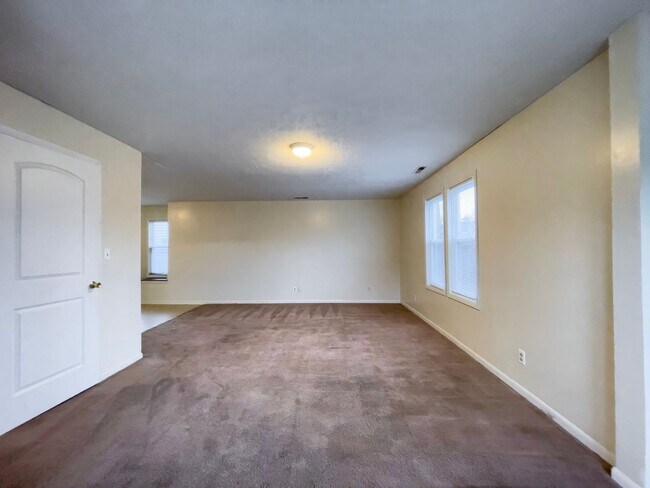 Building Photo - 525 W 8th St