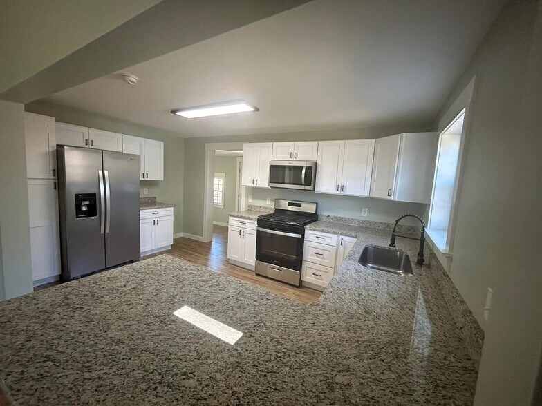 Building Photo - 312 B St