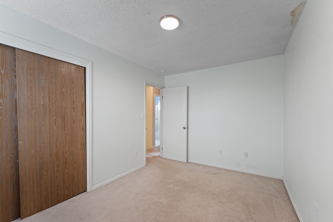 Building Photo - Tri-Level 4 Bed Home Near Ft. Carson