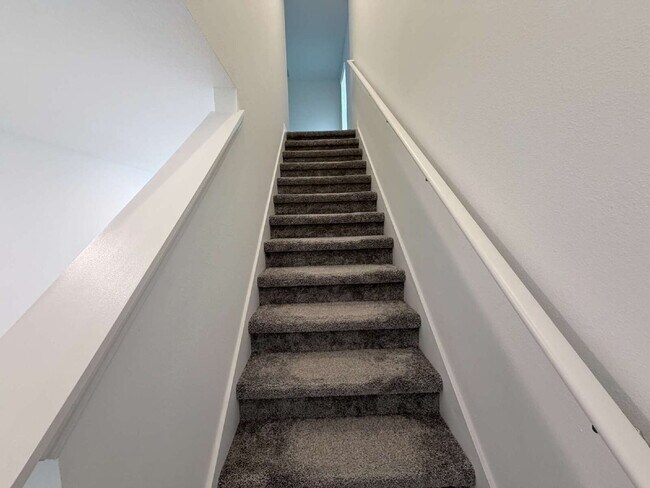 Building Photo - Available for Rent 5 spacious bedrooms and 2.5 bathrooms