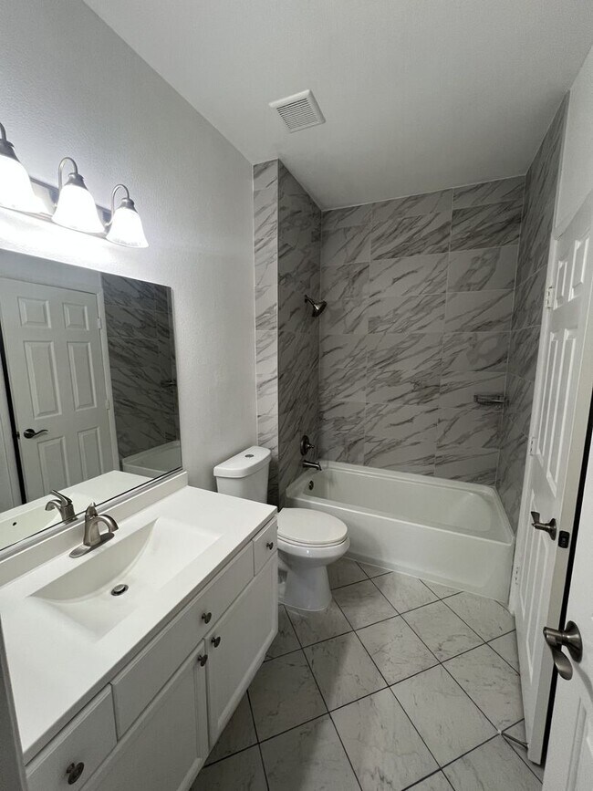 Building Photo - UPGRADED 2BEDROOM, 2BATHROOM HOME