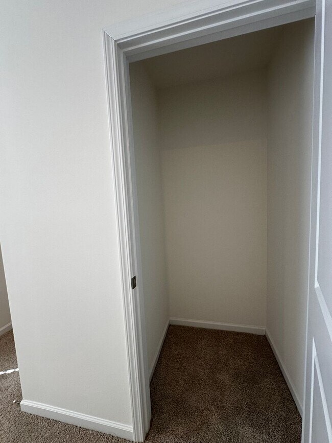 Building Photo - E. Morristown - 3 bed/2.5 bath home with garage