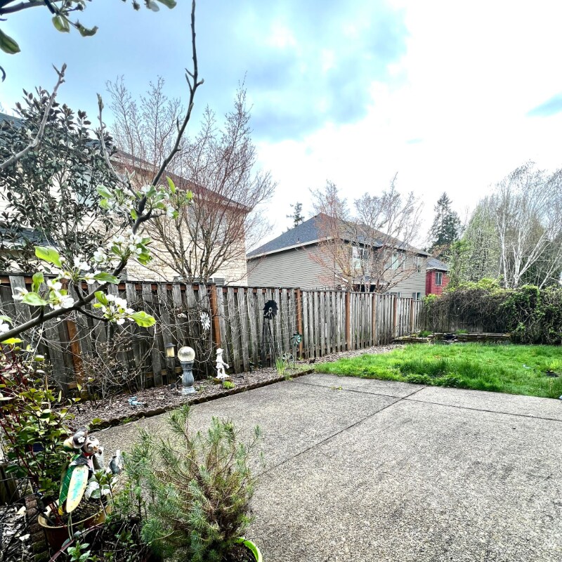 Building Photo - 5816 NE Tunbridge St