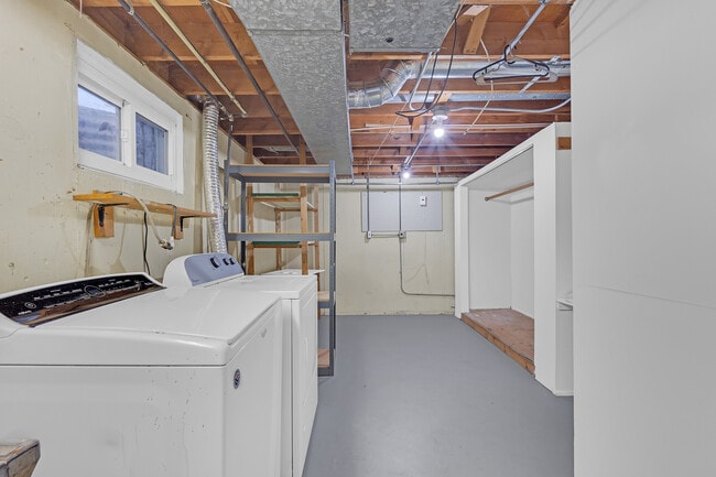 Building Photo - 650 Patricia Ln