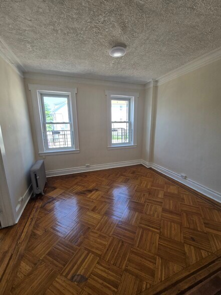 Building Photo - 526 S 15th St