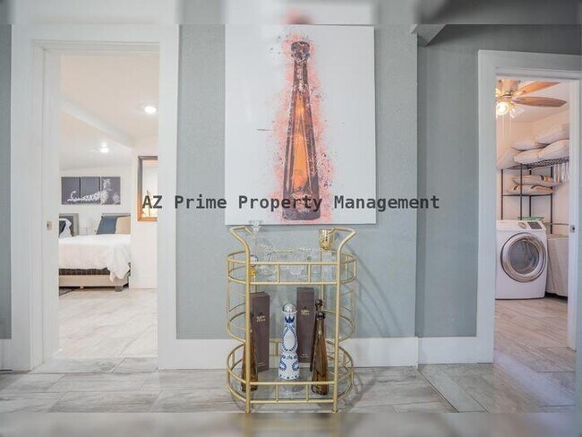 Building Photo - 1942 W Indianola Ave