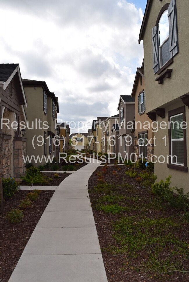Building Photo - 3 br, 2.5 bath House - 4056 Montcalm Pl