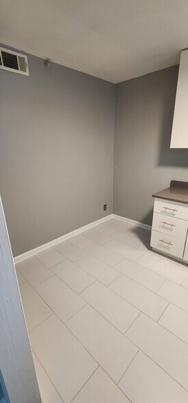 Eat-in kitchen - 415 Willow Ln