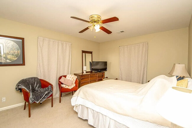 Building Photo - 2 bedroom 1.5 bath townhome in Hillcrest