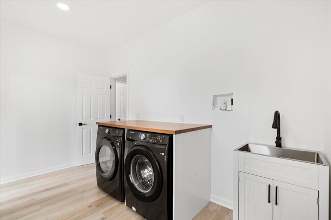 Building Photo - "Spacious 4-Bed Oasis with Guest Suite on Johns Island - Your Dream Home Awaits!"