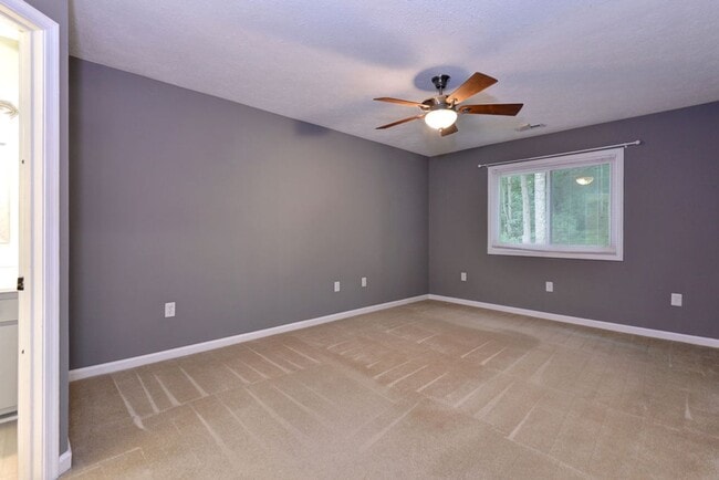 Building Photo - Beautifully Renovated Running Man Gem - Co...