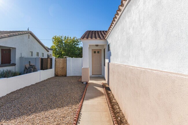 Building Photo - 2214 N 28th St