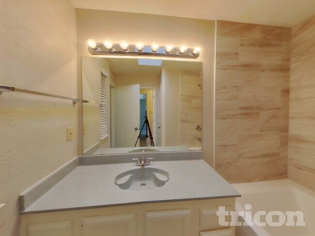 Building Photo - 806 Gable Ave