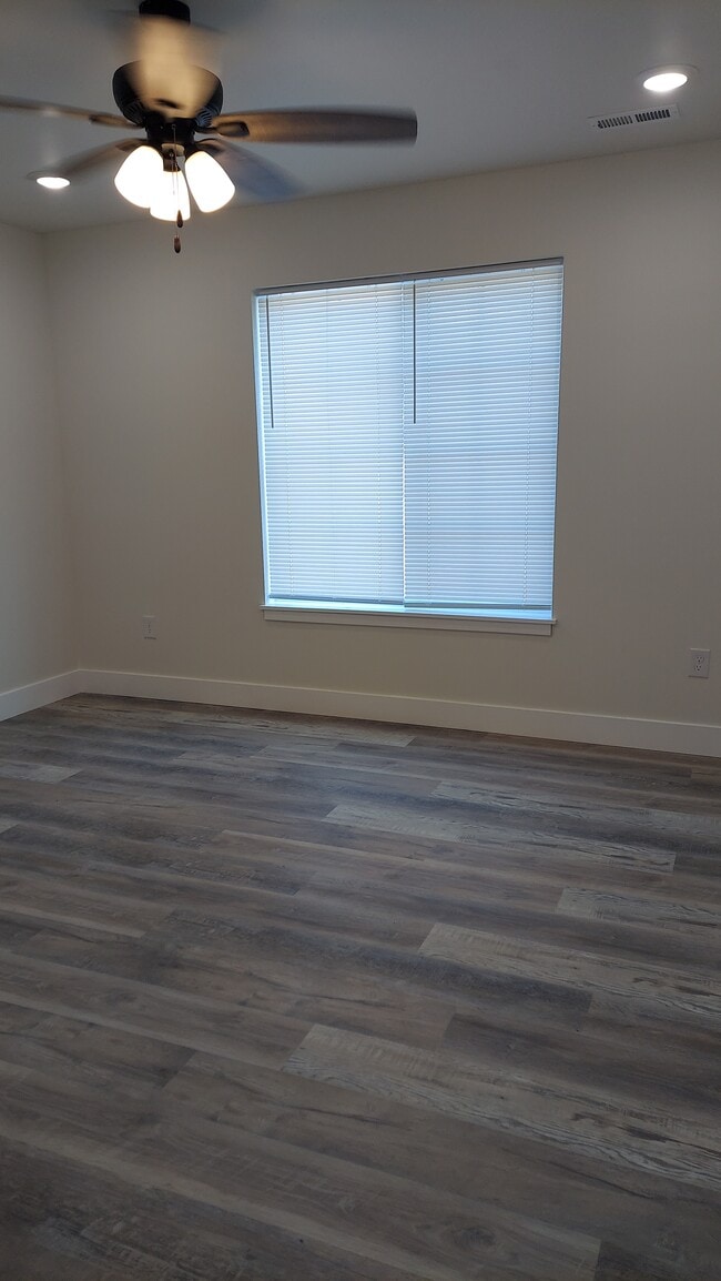 Building Photo - 406 Eagle St