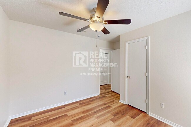 Building Photo - 404 Truman St