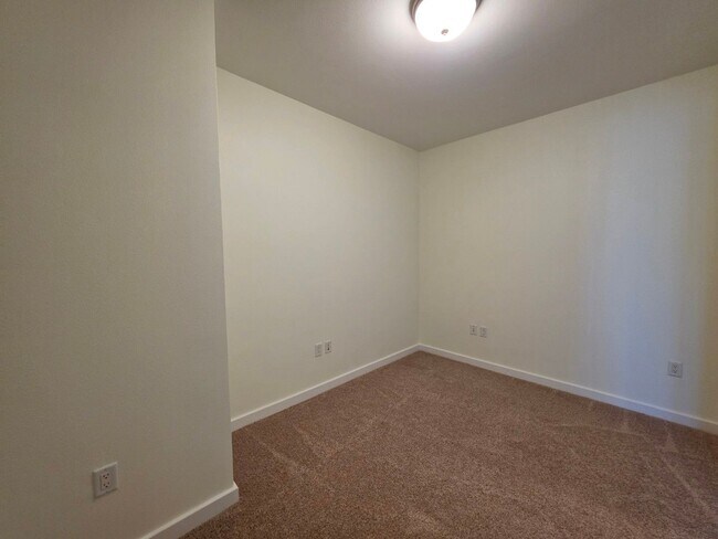 Building Photo - Fantastice High Rise with Full City Views!