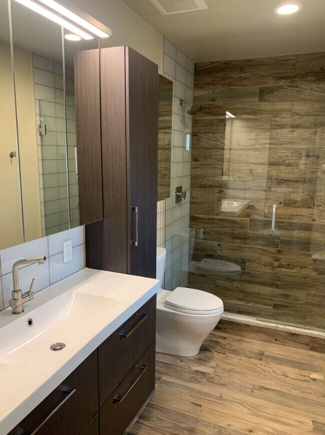Building Photo - Newly renovated Victorian Townhome located on a quiet street in Curtis Park/RiNo