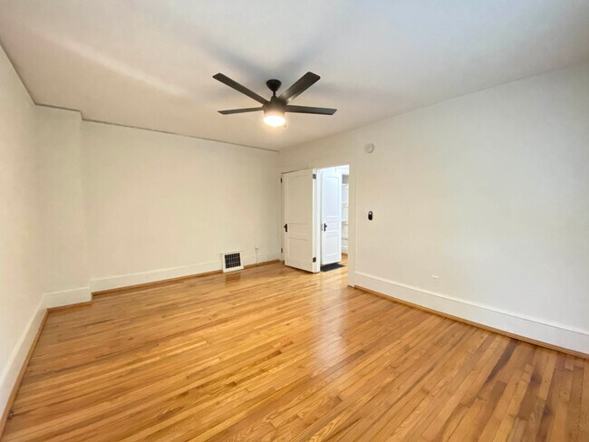 Building Photo - The Oaks Apartments