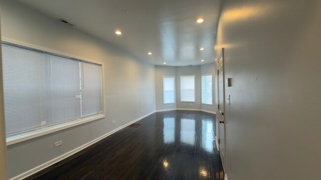 Building Photo - 1344 E 72nd Pl