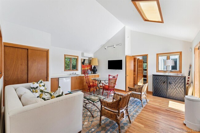 Building Photo - 18 Quogo Neck Ln