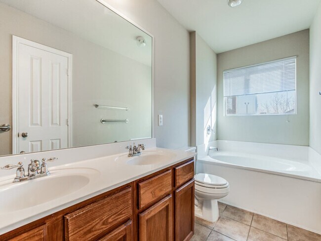 Building Photo - 1002 Magnolia Field