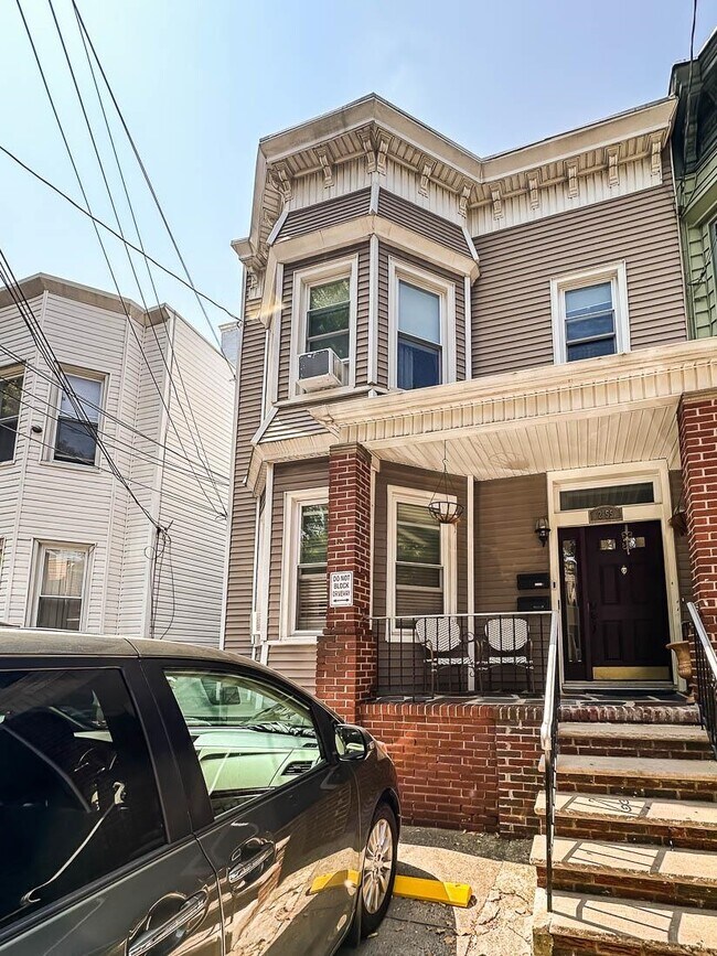 Primary Photo - 255 Bowers St