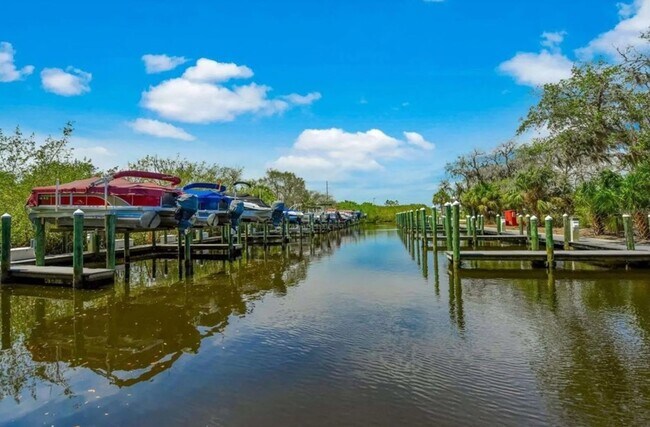 Building Photo - ANNUAL UNFURNISHED 2 bed 2 bath ground floor water front condo in Bradenton