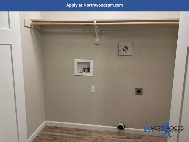 Building Photo - Gorgeous 2 Bedroom 2.5 Bath Townhome  in White City