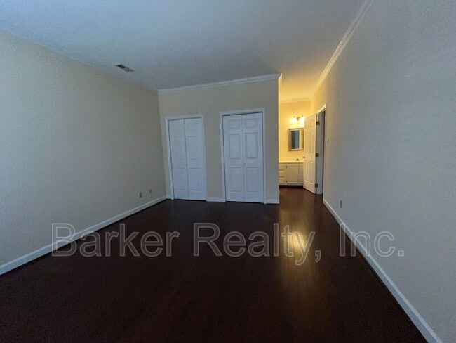 Building Photo - 1667 Village Glenn Dr