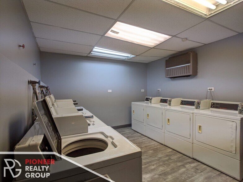 Building Photo - 833 W Wolfram St