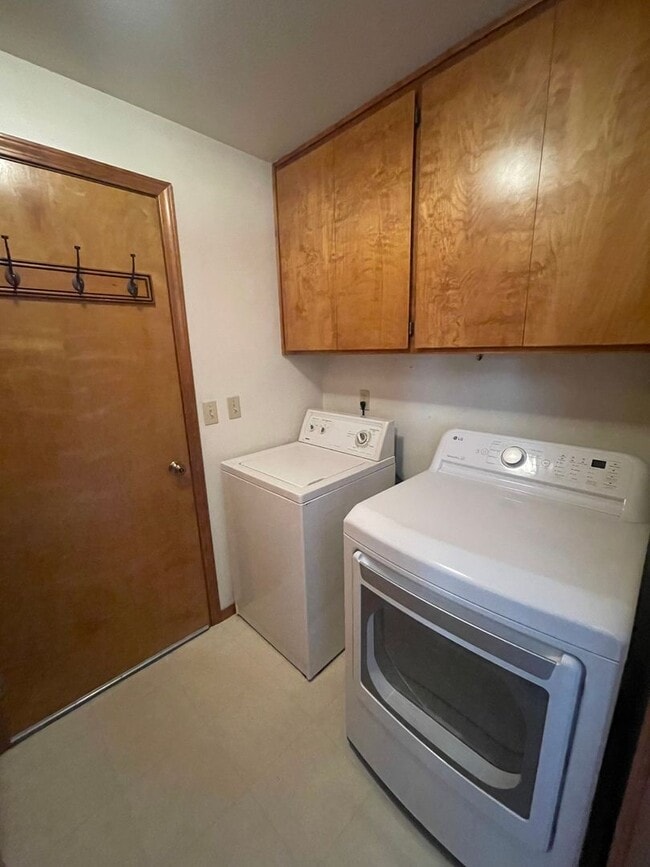 Building Photo - 3 Bedroom Home on Large Corner Lot!