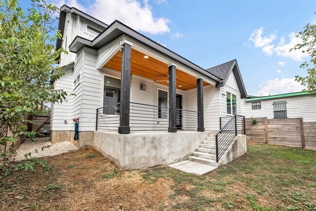 Building Photo - 2405 E 11th St