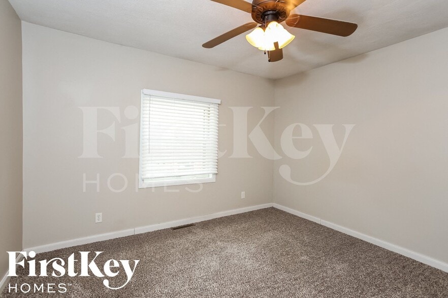 Building Photo - 607 NE Main St