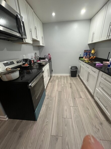 Renovated in 11/2024 (new floor LVP and paint) - 9705 Kings Crown Ct