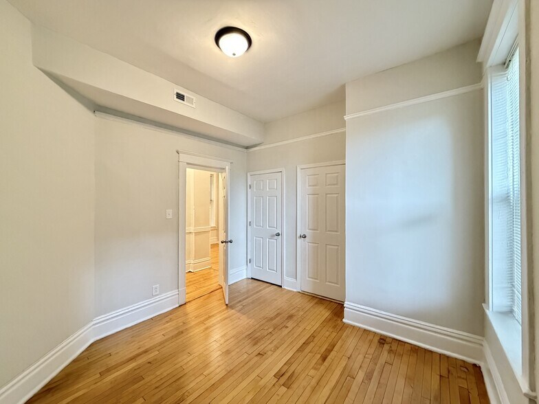 Building Photo - 1025 N Sacramento Ave