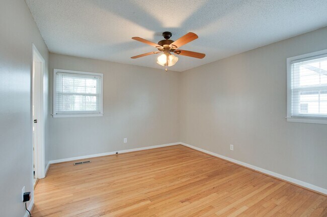 Building Photo - 2107 Edinburgh Dr SW