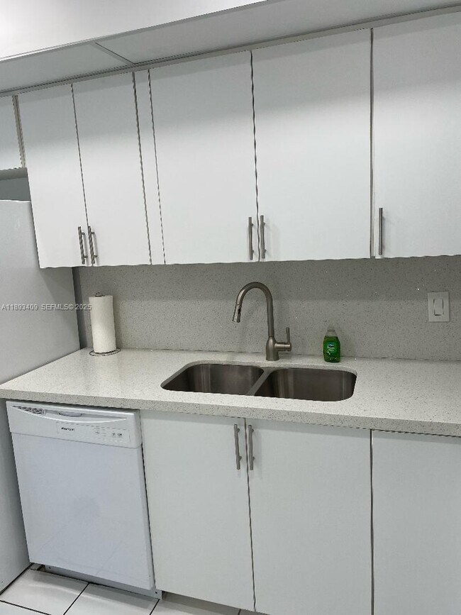 Building Photo - 400 Kings Point Dr