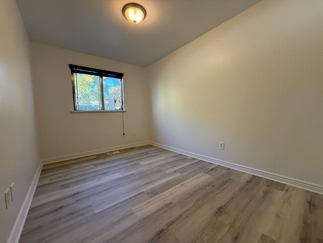 Building Photo - Remodeled Condo in West Valley