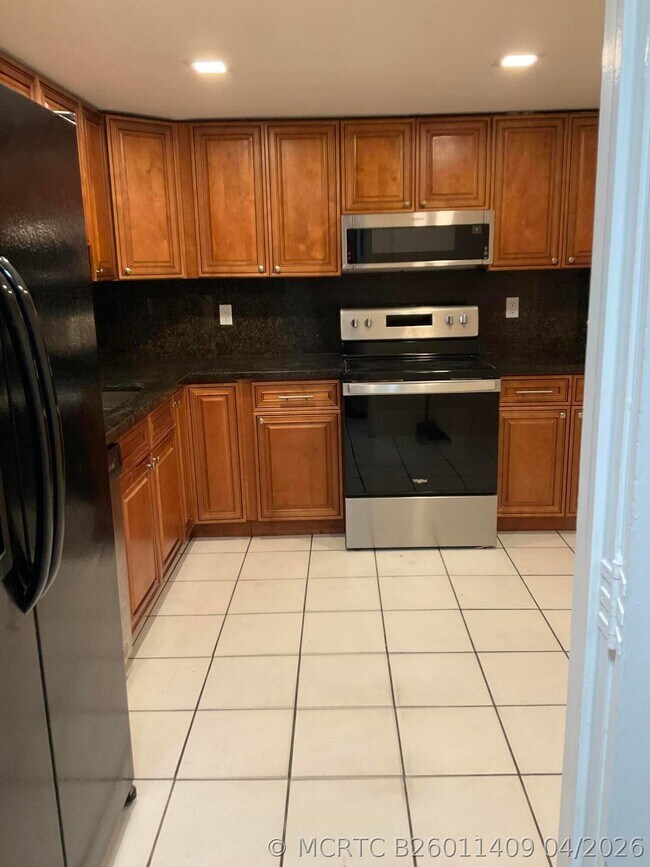 Building Photo - 4008 Inverrary Dr