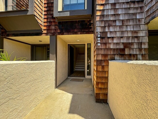 Building Photo - Luxurious Coastal Living: Fully Remodeled 3-Bed, 3.5-Bath with Ocean Views in Sea Point